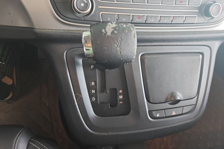 Used SAIC MAXUS G10 2016 2.0T Automatic Fashion Edition Gear Lever