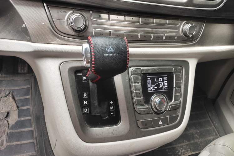 Used SAIC MAXUS G10 2016 1.9T Automatic Luxury Edition Diesel China V Standard Gear Lever