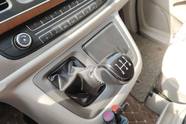 Used SAIC MAXUS G10 2016 2.4L Manual Elite Edition Gear Lever