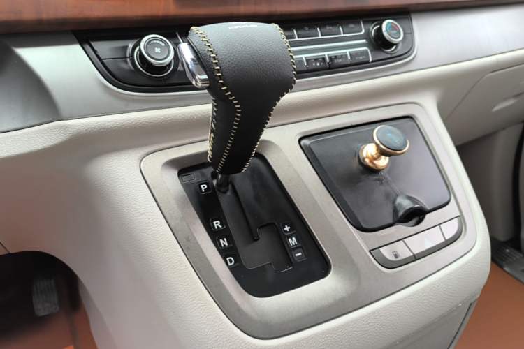 Used SAIC MAXUS G10 2016 1.9T Automatic Luxury Edition Diesel China V Standard Gear Lever
