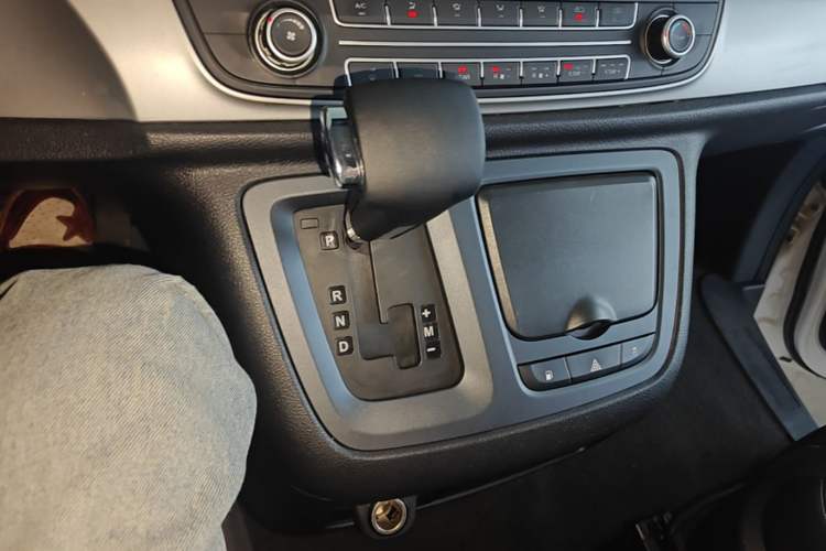Used SAIC MAXUS G10 2016 2.0T Automatic Elite Edition Gear Lever