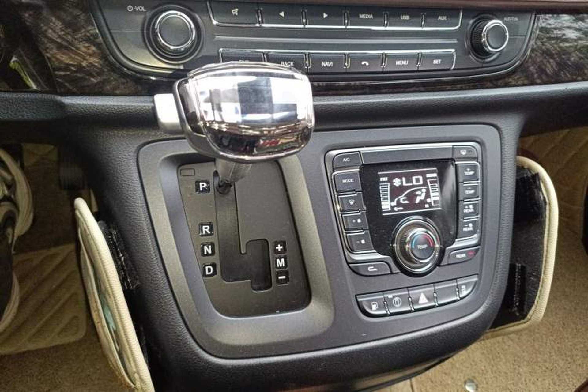 Used SAIC MAXUS G10 2016 2.0T Automatic Luxury Executive Edition Gear Lever