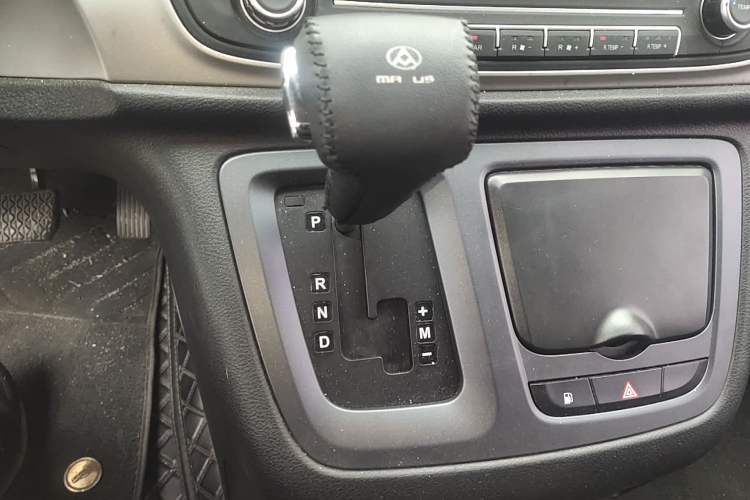 Used SAIC MAXUS G10 2016 2.0T Automatic Elite Edition Gear Lever