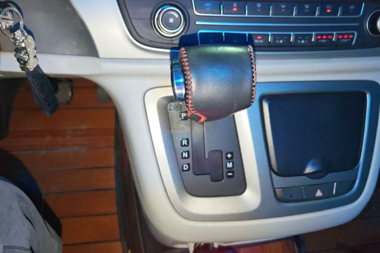 Used SAIC MAXUS G10 2016 2.0T Automatic Luxury Edition Gear Lever