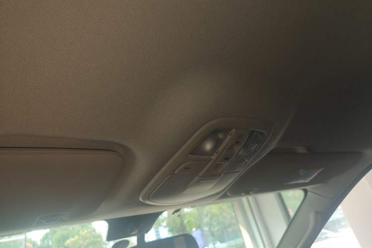 Used SAIC MAXUS G10 2016 2.0T Automatic Elite Edition Headliner