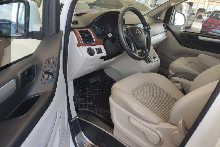 Used SAIC MAXUS G10 2016 2.0T Automatic Elite Edition Interior 2