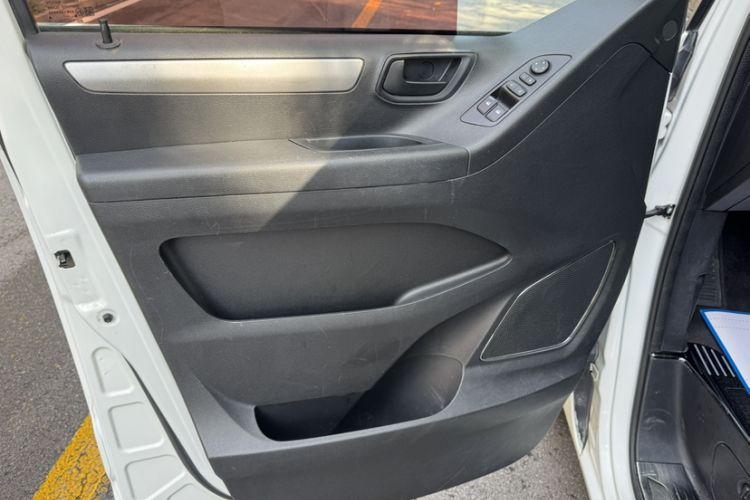 Used SAIC MAXUS G10 2016 2.0T Automatic Elite Edition Interior 3