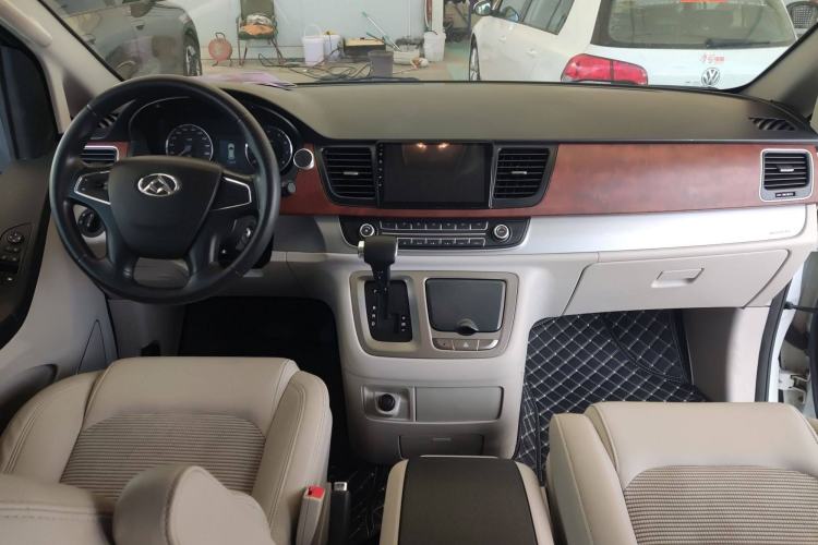 Used SAIC MAXUS G10 2016 2.0T Automatic Elite Edition Interior 3