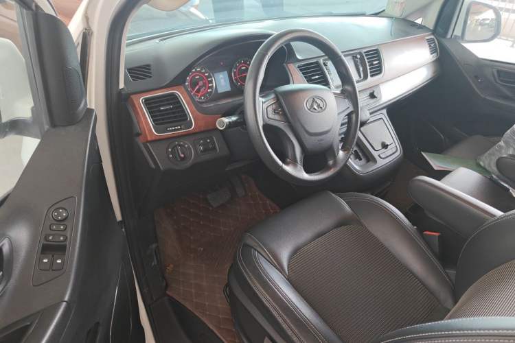 Used SAIC MAXUS G10 2016 2.0T Automatic Fashion Edition Interior 3