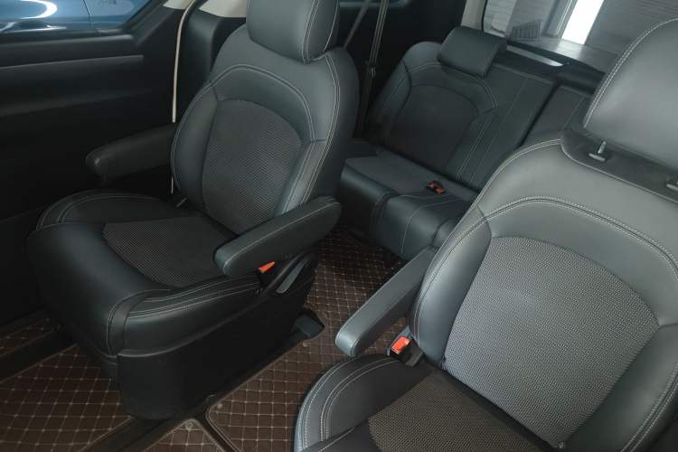 Used SAIC MAXUS G10 2016 2.0T Automatic Elite Edition Interior 4
