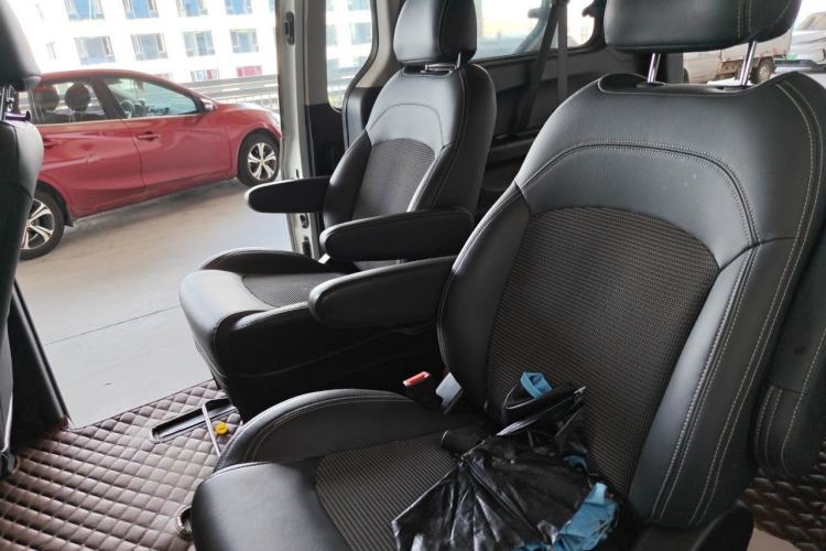 Used SAIC MAXUS G10 2016 2.0T Automatic Fashion Edition Interior 4