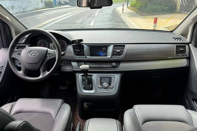 Used SAIC MAXUS G10 2016 2.0T Automatic Elite Edition Interior 5