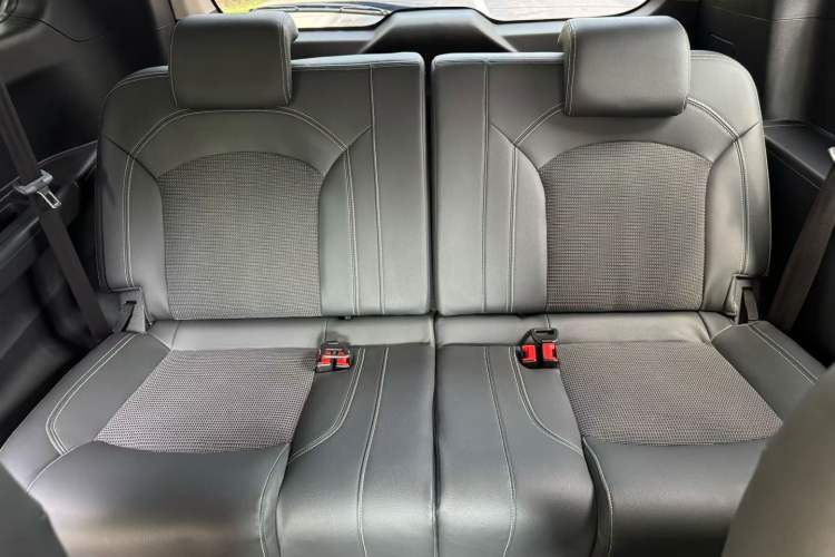 Used SAIC MAXUS G10 2016 2.0T Automatic Elite Edition Interior 5