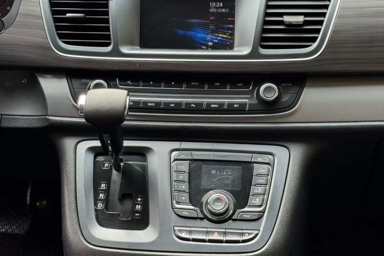 Used SAIC MAXUS G10 2016 2.0T Automatic Elite Edition Interior 6