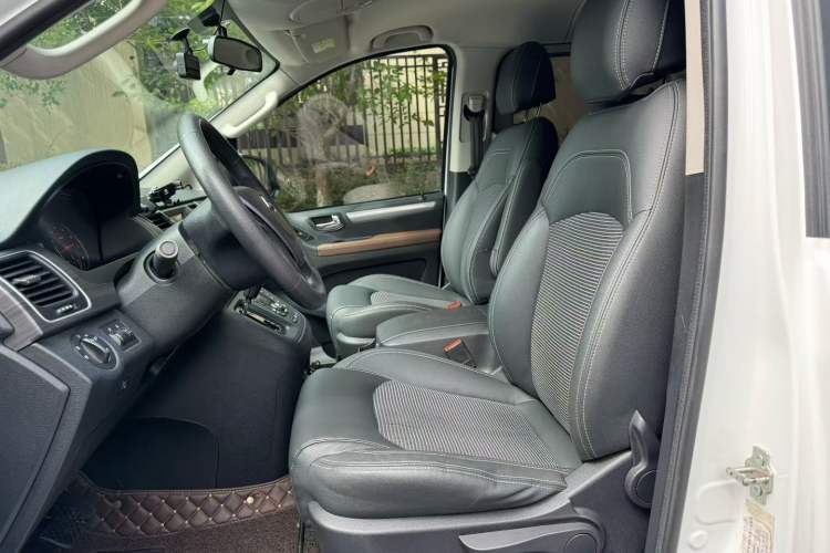 Used SAIC MAXUS G10 2016 2.0T Automatic Elite Edition Interior 7