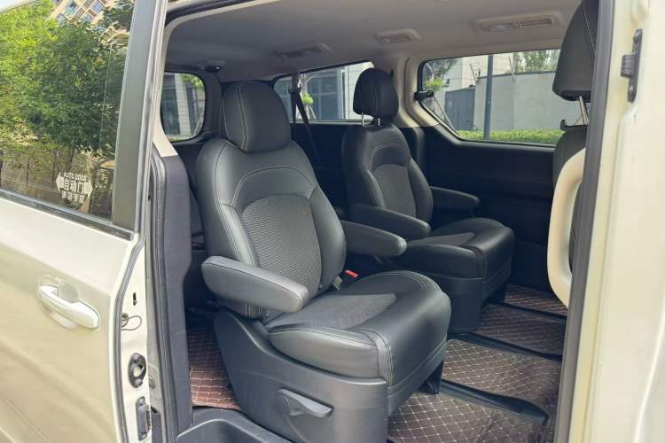 Used SAIC MAXUS G10 2016 2.0T Automatic Elite Edition Interior 8
