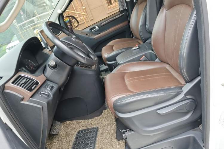 Used SAIC MAXUS G10 2016 2.0T Automatic Luxury Executive Edition Left Front Seat