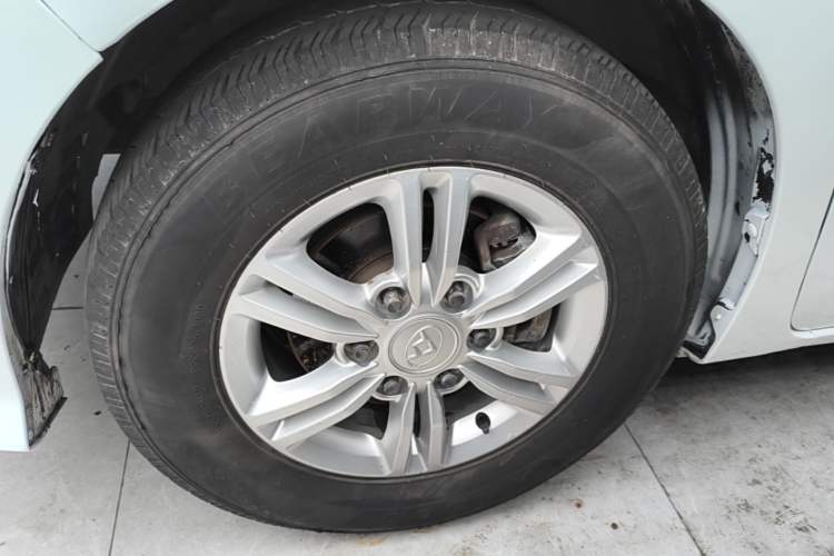 Used SAIC MAXUS G10 2016 2.0T Automatic Elite Edition Left Front Wheel Hub