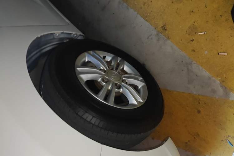 Used SAIC MAXUS G10 2016 2.0T Automatic Elite Edition Left Front Wheel Hub