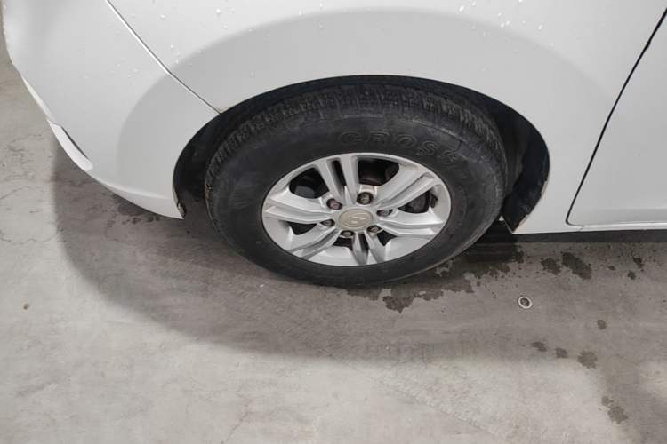 Used SAIC MAXUS G10 2016 2.0T Automatic Elite Edition Left Front Wheel Hub