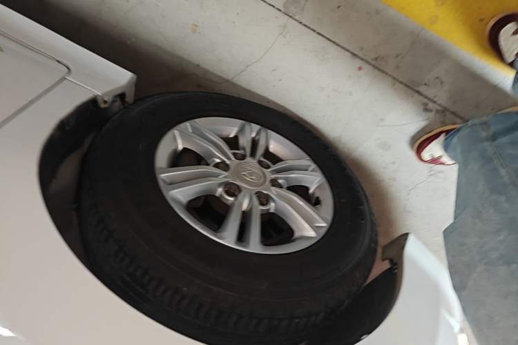 Used SAIC MAXUS G10 2016 2.0T Automatic Elite Edition Left Front Wheel Hub