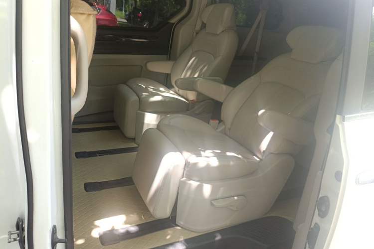 Used SAIC MAXUS G10 2016 1.9T Automatic Luxury Executive Edition Diesel China V Standard Left Rear Seat