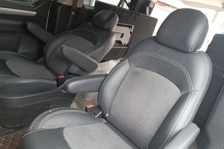 Used SAIC MAXUS G10 2016 2.0T Automatic Luxury Executive Edition Left Rear Seat