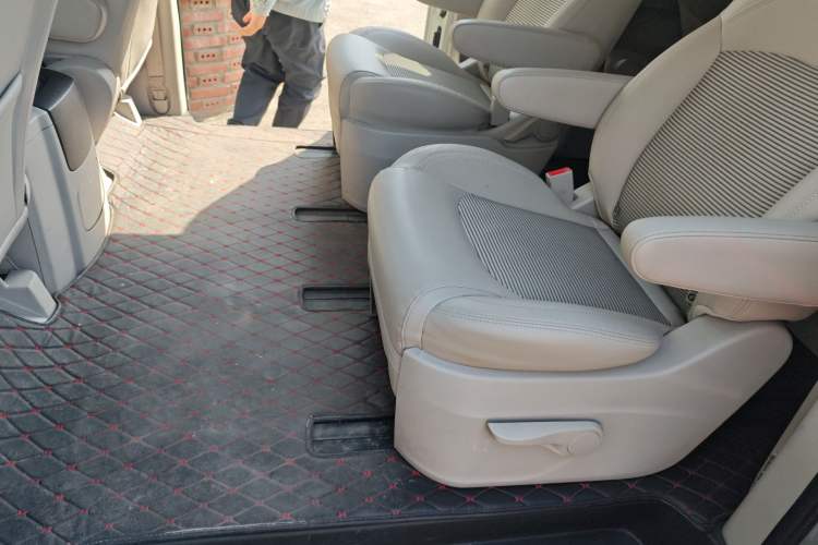Used SAIC MAXUS G10 2016 2.0T Automatic Fashion Edition Left Rear Seat
