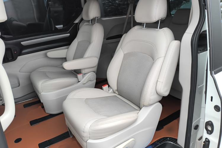 Used SAIC MAXUS G10 2016 1.9T Automatic Luxury Edition Diesel China V Standard Left Rear Seat