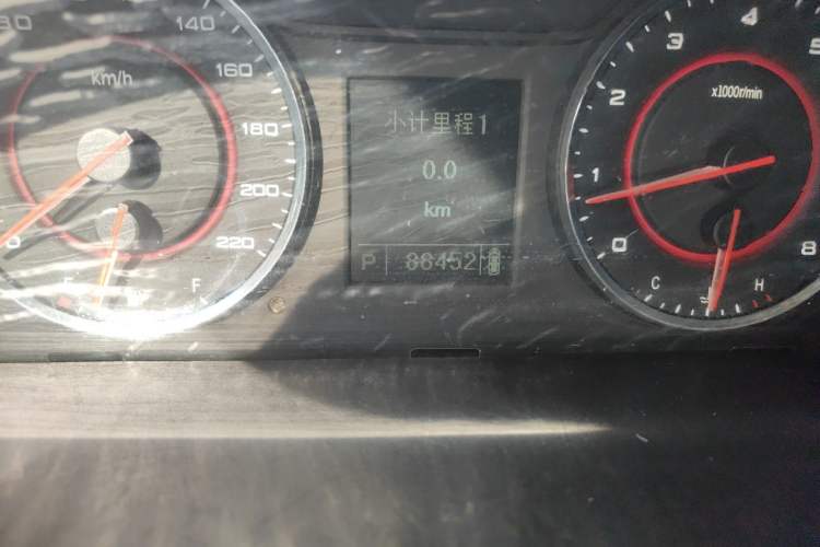 Used SAIC MAXUS G10 2016 2.0T Automatic Luxury Executive Edition Odometer Close Up