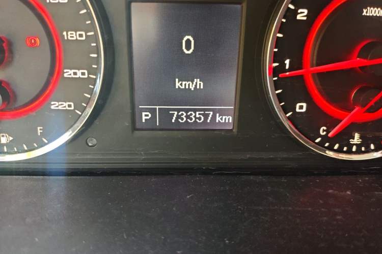 Used SAIC MAXUS G10 2016 2.0T Automatic Flagship Edition Odometer Close Up