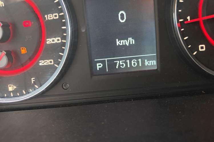 Used SAIC MAXUS G10 2016 2.0T Automatic Fashion Edition Odometer Close Up