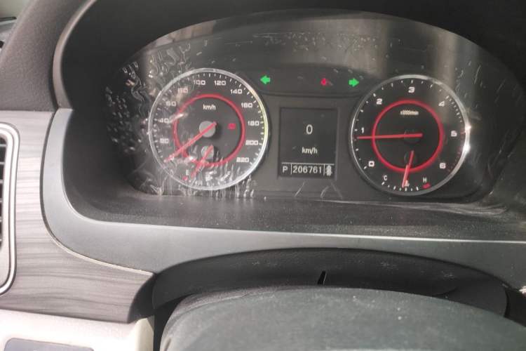 Used SAIC MAXUS G10 2016 1.9T Automatic Luxury Edition Diesel China V Standard Odometer Close Up