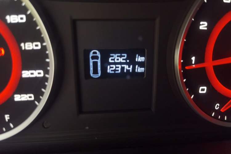 Used SAIC MAXUS G10 2016 2.4L Manual Elite Edition Odometer Close Up