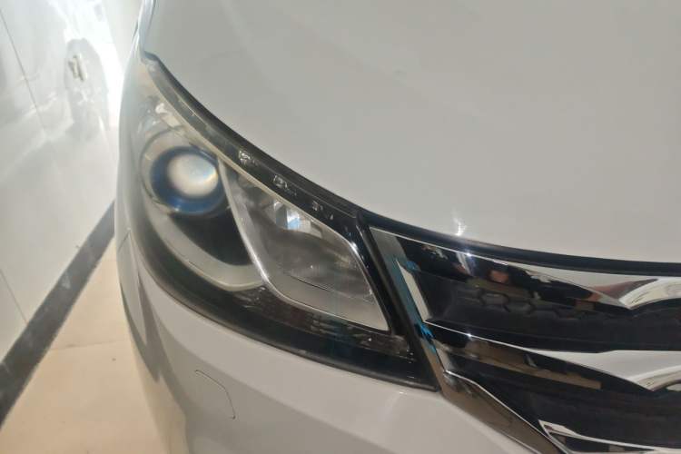 Used SAIC MAXUS G10 2016 2.0T Automatic Luxury Edition Right Front Headlight