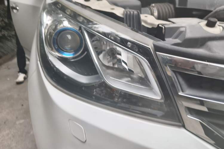 Used SAIC MAXUS G10 2016 2.0T Automatic Luxury Executive Edition Right Front Headlight