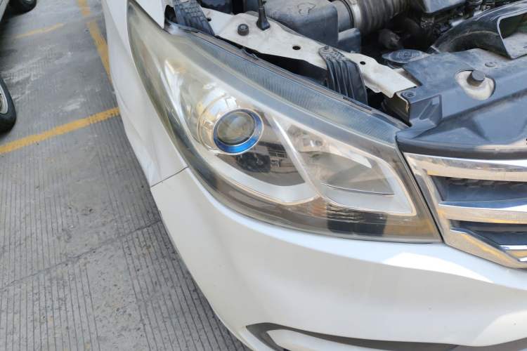 Used SAIC MAXUS G10 2016 2.0T Automatic Executive Edition Right Front Headlight
