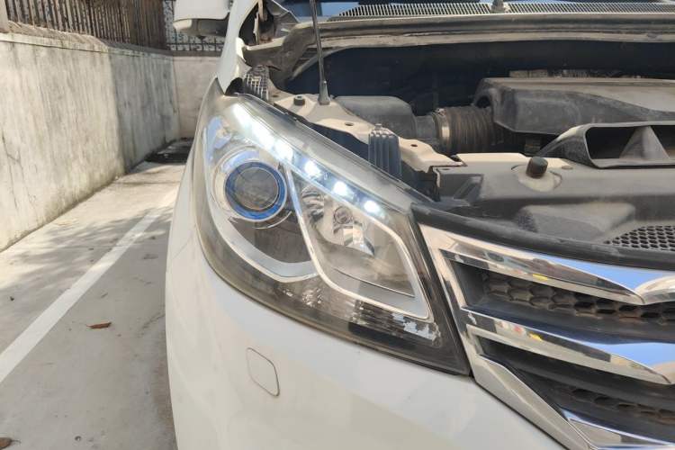 Used SAIC MAXUS G10 2016 2.0T Automatic Luxury Executive Edition Right Front Headlight
