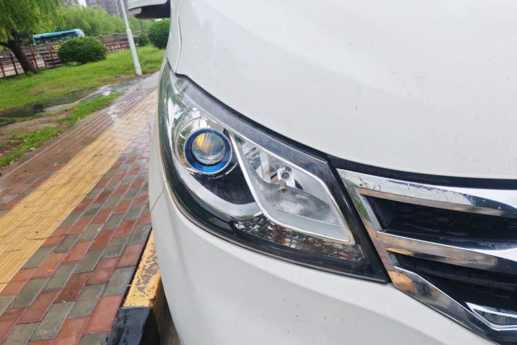 Used SAIC MAXUS G10 2016 2.0T Automatic Elite Edition Right Front Headlight