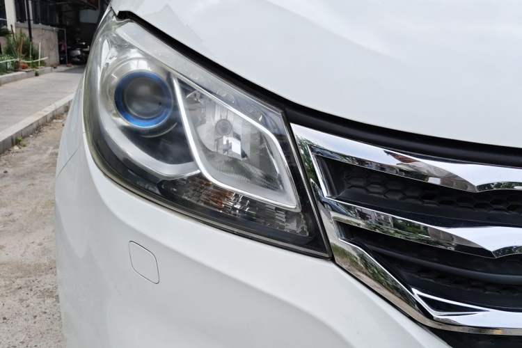 Used SAIC MAXUS G10 2016 2.0T Automatic Luxury Executive Edition Right Front Headlight