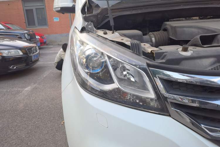 Used SAIC MAXUS G10 2016 2.0T Automatic Luxury Executive Edition Right Front Headlight