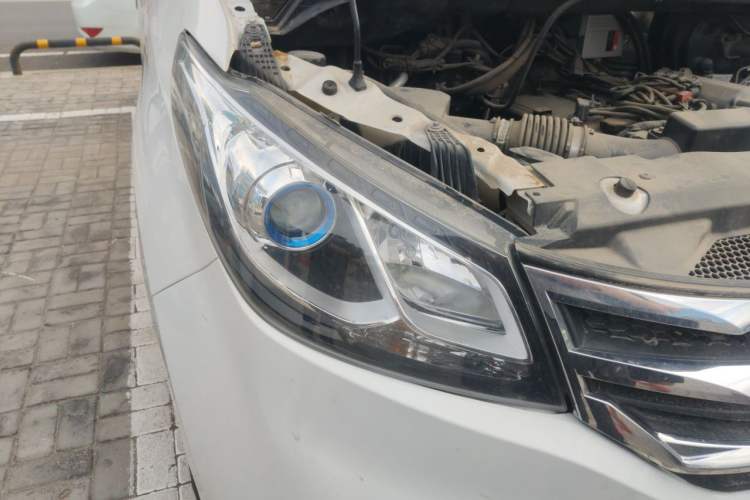 Used SAIC MAXUS G10 2016 2.4L Manual Elite Edition Right Front Headlight