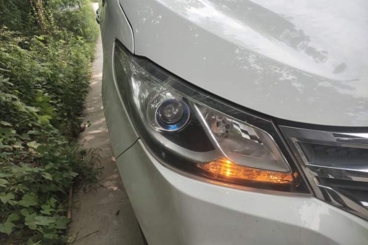 Used SAIC MAXUS G10 2016 1.9T Automatic Luxury Edition Diesel China V Standard Right Front Headlight