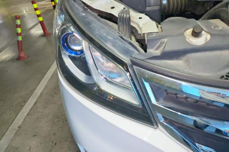 Used SAIC MAXUS G10 2016 2.0T Automatic Luxury Edition Right Front Headlight