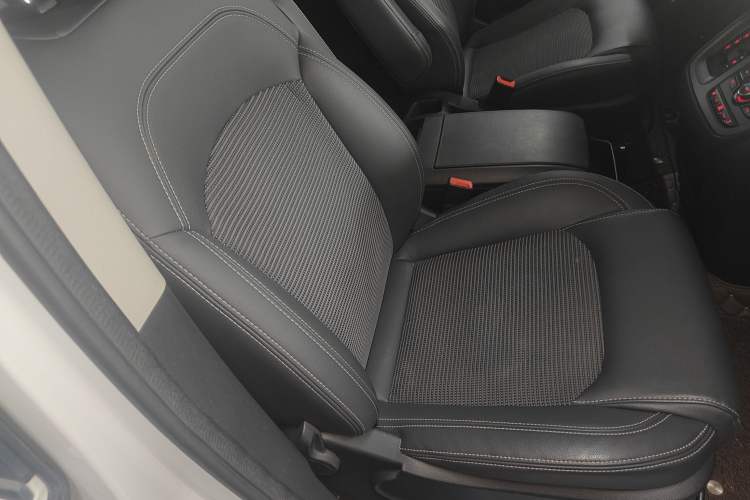 Used SAIC MAXUS G10 2016 2.0T Automatic Elite Edition Right Front Seat