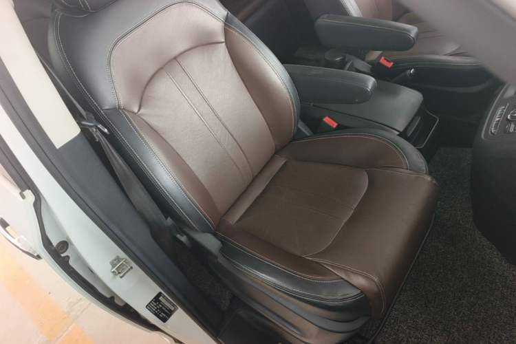 Used SAIC MAXUS G10 2016 2.0T Automatic Luxury Executive Edition Right Front Seat