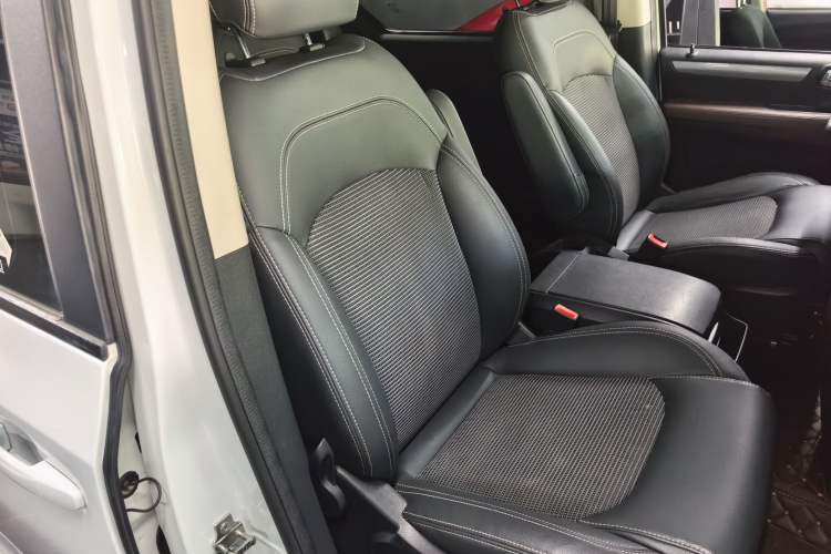 Used SAIC MAXUS G10 2016 2.0T Automatic Elite Edition Right Front Seat