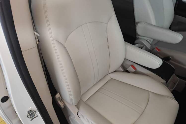 Used SAIC MAXUS G10 2016 2.0T Automatic Elite Edition Right Front Seat
