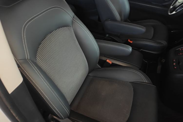 Used SAIC MAXUS G10 2016 2.0T Automatic Elite Edition Right Front Seat