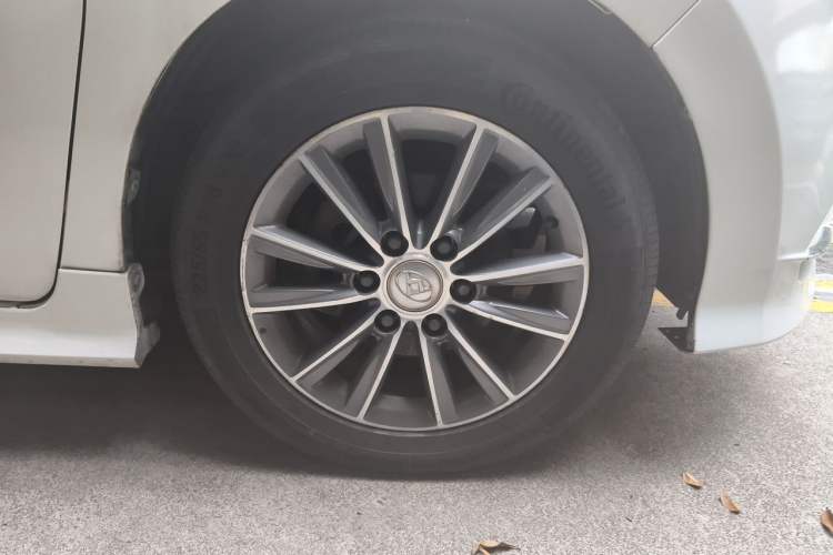 Used SAIC MAXUS G10 2016 2.0T Automatic Luxury Executive Edition Right Front Wheel Hub